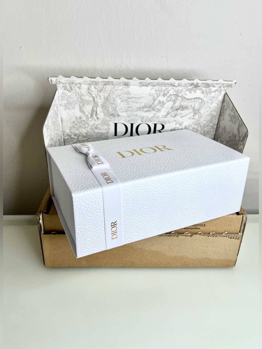 ✨Dior white gift box with ribbon and tissue✨